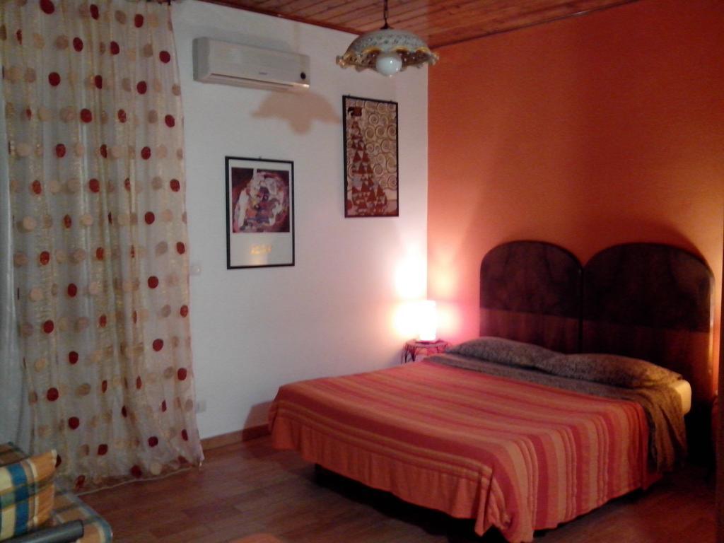 Bed&Breakfast La Casetta Sant'Alessio Siculo Ruang foto